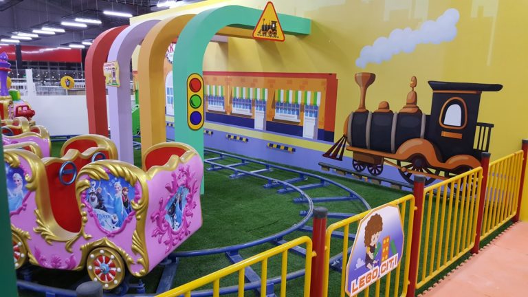 Tàu lửa mini trong khu vui chơi trong nhà Quận 1, toa hồng trang trí Frozen và đường ray tròn
