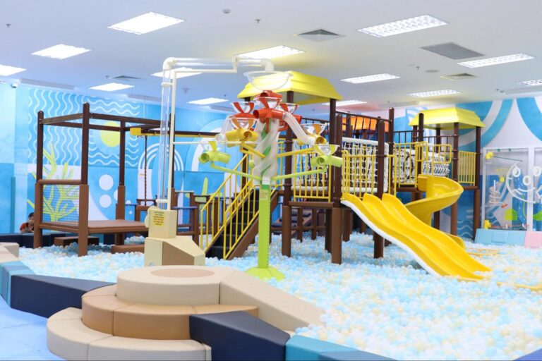 Trẻ em tham gia hoạt động trải nghiệm tại khu vui chơi Thái Nguyên