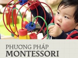 Trẻ đang chơi đồ chơi bead maze trong lớp học theo phương pháp Montessori