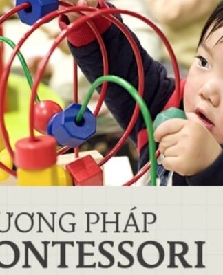 Trẻ đang chơi đồ chơi bead maze trong lớp học theo phương pháp Montessori