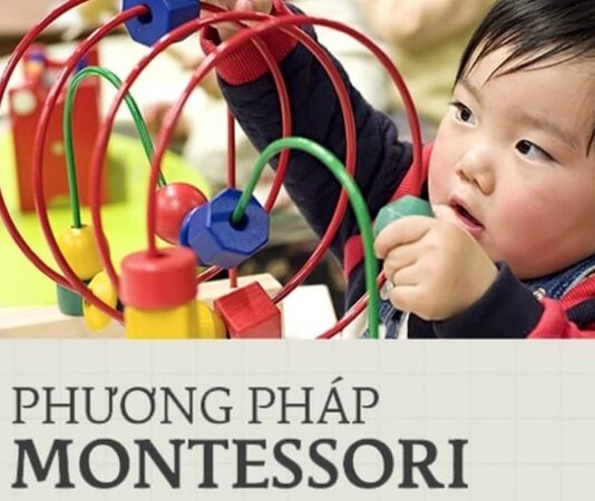 Làm giáo viên Montessori: từ trợ giảng tới giáo viên dẫn dắt Trẻ đang chơi đồ chơi bead maze trong lớp học theo phương pháp Montessori