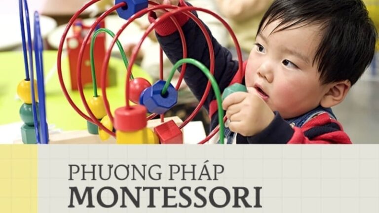 Trẻ đang chơi đồ chơi bead maze trong lớp học theo phương pháp Montessori