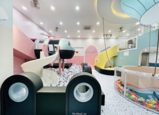 Trẻ em chơi tại khu vui chơi trong sự kiện chủ đề buổi chiều