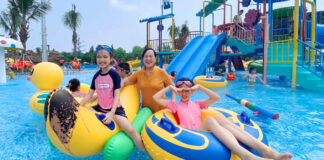 Trẻ em tham gia hoạt động ngoại khoá khám phá thiên nhiên tại suối