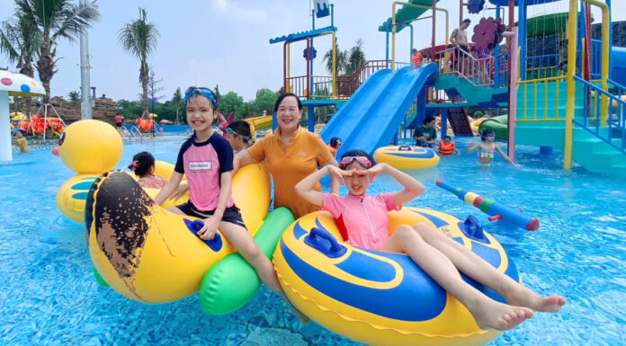 Trẻ em tham gia hoạt động ngoại khoá khám phá thiên nhiên tại suối