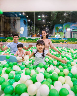 Top 10 khu trải nghiệm cho trẻ Hà Nội cho field trip Trẻ em tham gia hoạt động trải nghiệm ngoài lớp học tại một khu vui chơi giáo dục ở Hà Nội