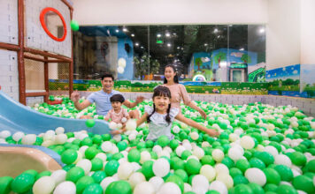 Top 10 khu trải nghiệm cho trẻ Hà Nội cho field trip Trẻ em tham gia hoạt động trải nghiệm ngoài lớp học tại một khu vui chơi giáo dục ở Hà Nội