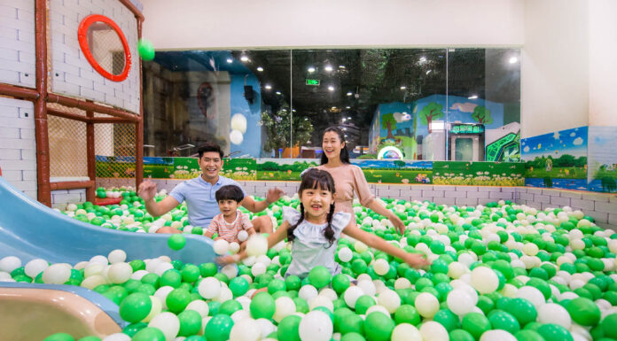 Trẻ em tham gia hoạt động trải nghiệm ngoài lớp học tại một khu vui chơi giáo dục ở Hà Nội