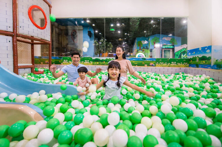Trẻ em tham gia hoạt động trải nghiệm ngoài lớp học tại một khu vui chơi giáo dục ở Hà Nội
