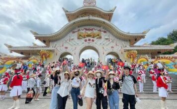 Vận hành & đào tạo mùa cao điểm: tổ chức chương trình trải nghiệm hiệu quả Trẻ em tham gia hoạt động trải nghiệm trong khu vui chơi hướng nghiệp