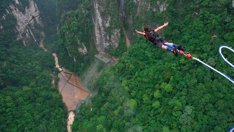 Bungee trong giáo dục trải nghiệm: an toàn và ứng dụng thực tiễn 1 Trẻ em tham gia bungee trampoline trong chương trình trải nghiệm học đường