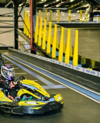 Trẻ em lái go-kart an toàn trên đường đua nhiều lớp bảo vệ