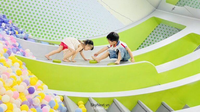 Trẻ em chơi và sáng tạo tại khu vui chơi giáo dục Hưng Yên