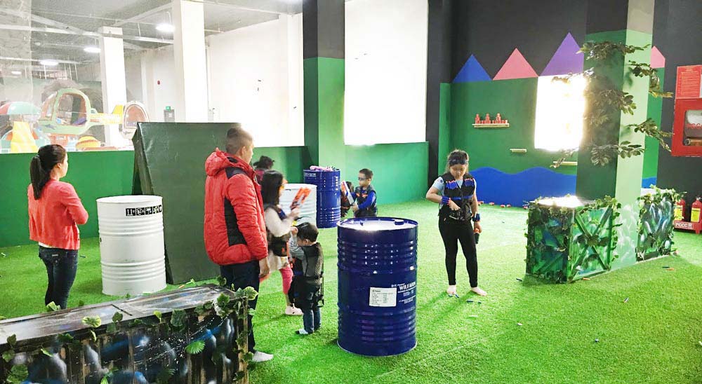 Nerf kết hợp giáo dục: khung chương trình, KPI và thiết bị 1 Học sinh chơi Nerf trong môi trường giáo dục an toàn