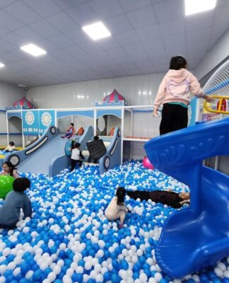 Top 10 khu vui chơi giáo dục Bắc Ninh: chọn theo lợi ích phát triển trẻ Trẻ em chơi lego và vận động tại khu vui chơi giáo dục