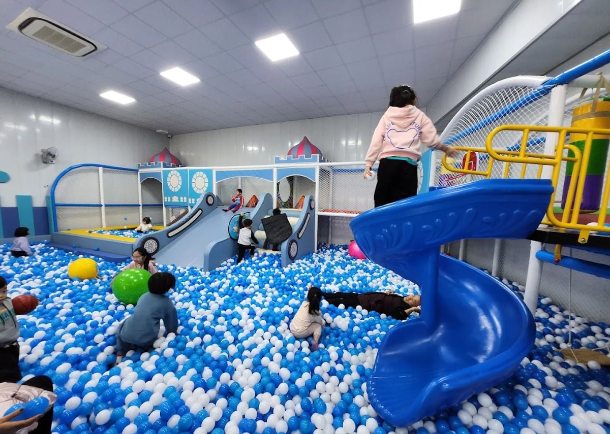 Top 10 khu vui chơi giáo dục Bắc Ninh: chọn theo lợi ích phát triển trẻ 1 Trẻ em chơi lego và vận động tại khu vui chơi giáo dục