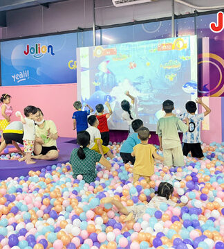 Học sinh quan sát chim và thảo luận ngoài trời tại khu sinh thái Ninh Bình
