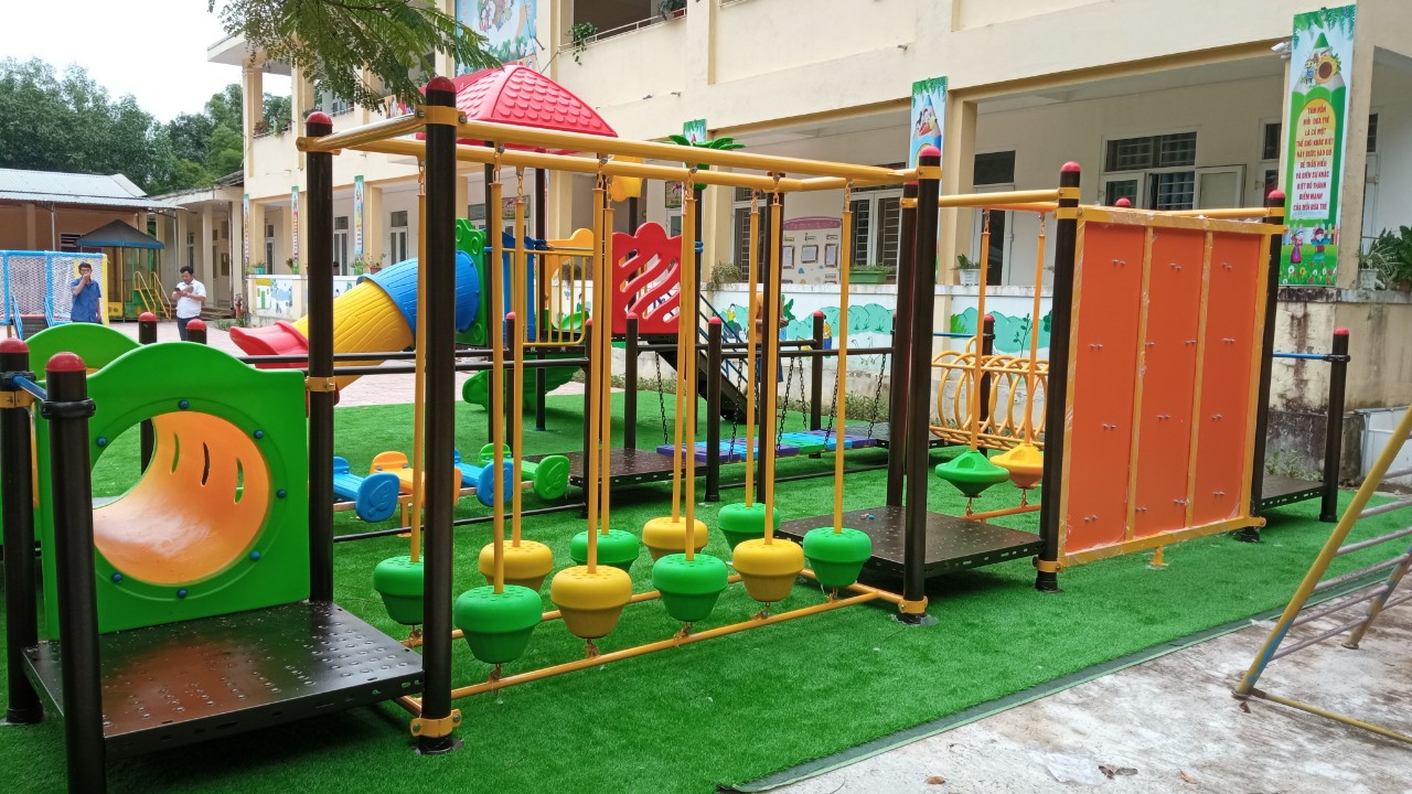 Trò chơi mầm non kết hợp giáo dục: 10 hoạt động ngoài trời cho sân chơi 1 Trẻ em chơi ngoài trời tại sân chơi mầm non