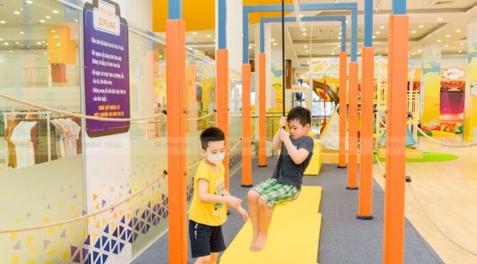 Trẻ em chơi zipline giáo dục trên khu playground có đệm an toàn