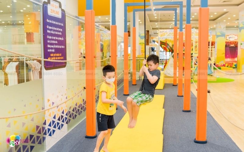 Zipline giáo dục & vận động: Khung bài học và an toàn 1 Trẻ em chơi zipline giáo dục trên khu playground có đệm an toàn