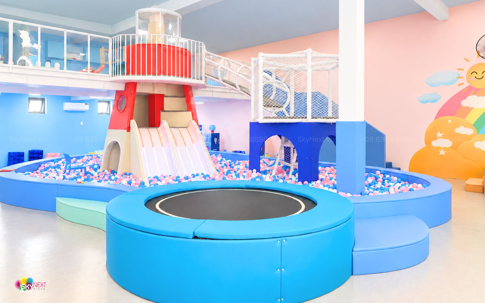 Thương hiệu vui chơi kết hợp giáo dục: đặt tên, logo và mascot hiệu quả 2 Mascot giáo dục hướng dẫn trẻ trong hoạt động chia sẻ đồ chơi